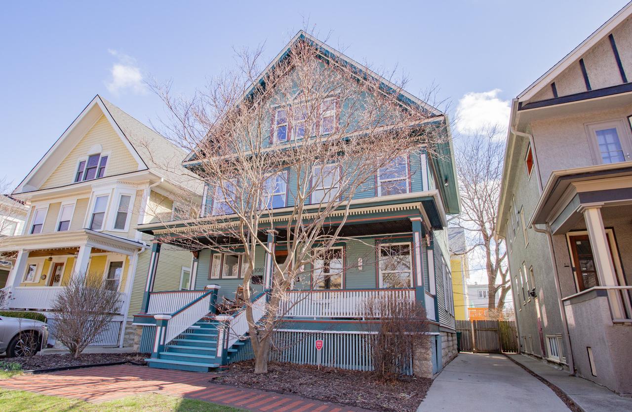 108 Wesley Ave., Oak Park, IL 60302