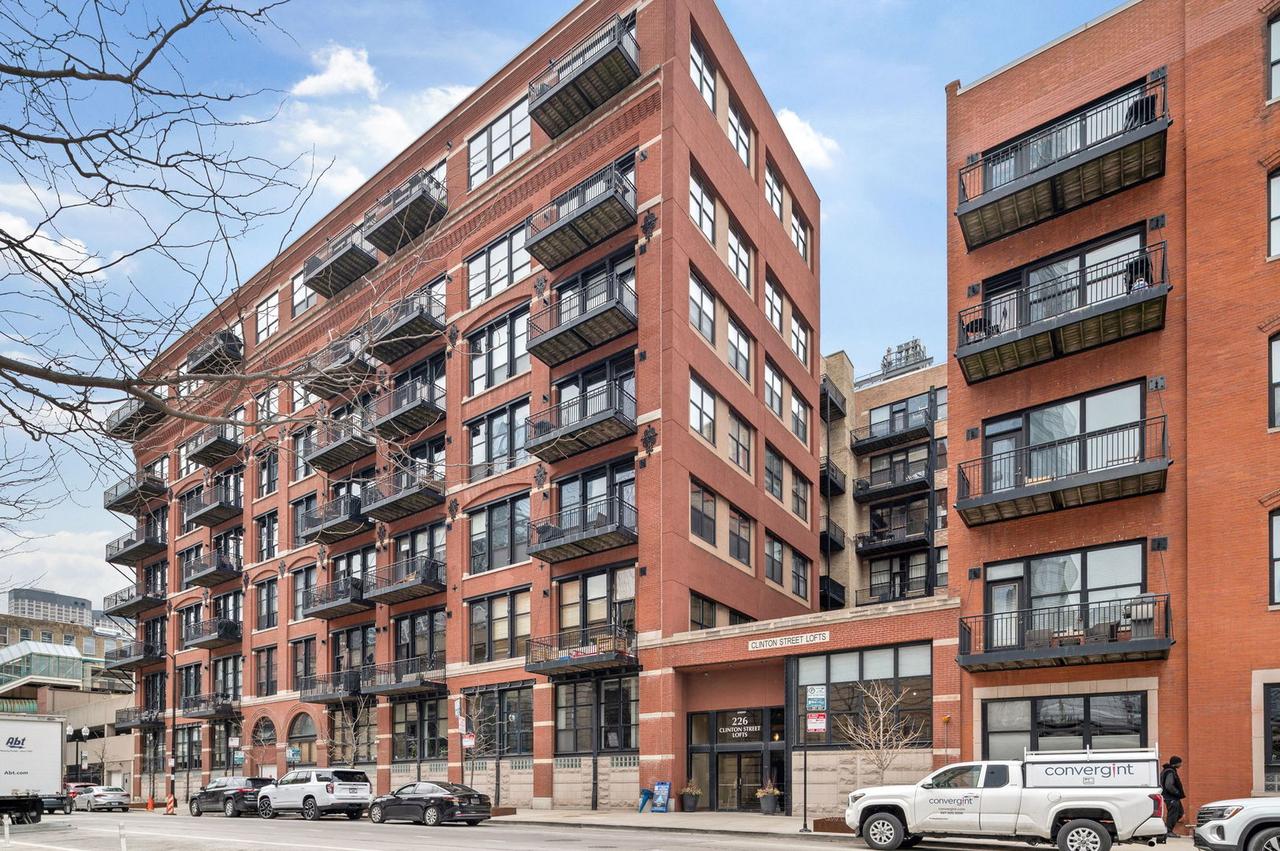226 N Clinton St. #710, Chicago, IL 60661