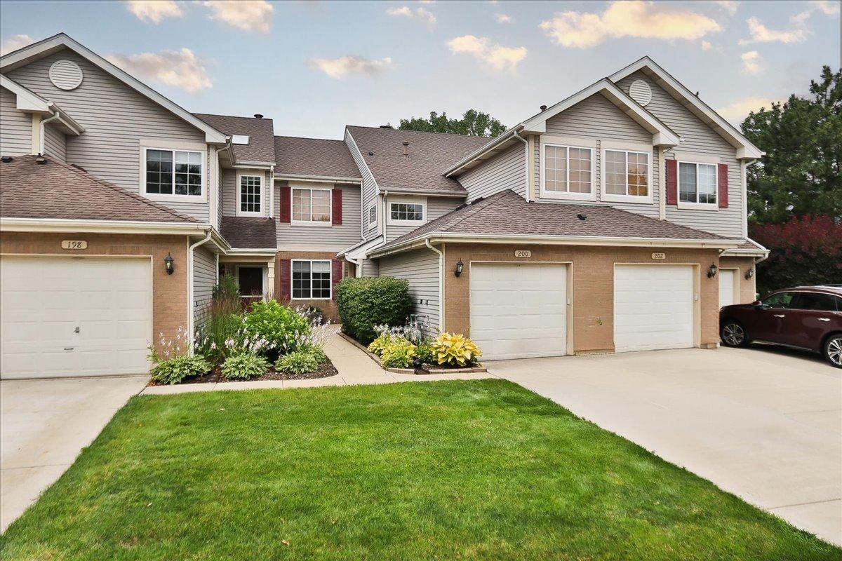 202 Sierra Pass Dr., Schaumburg, IL 60194