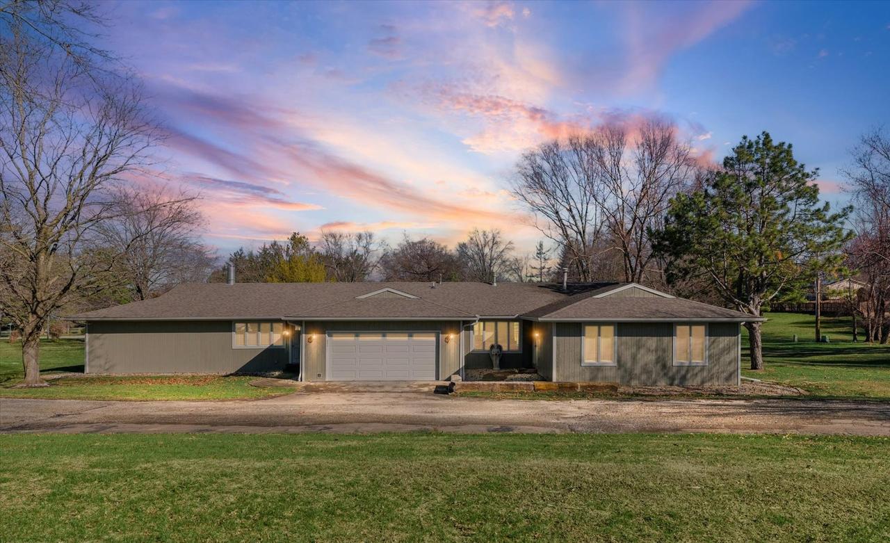 1902 Golf Dr., Mahomet, IL 61853