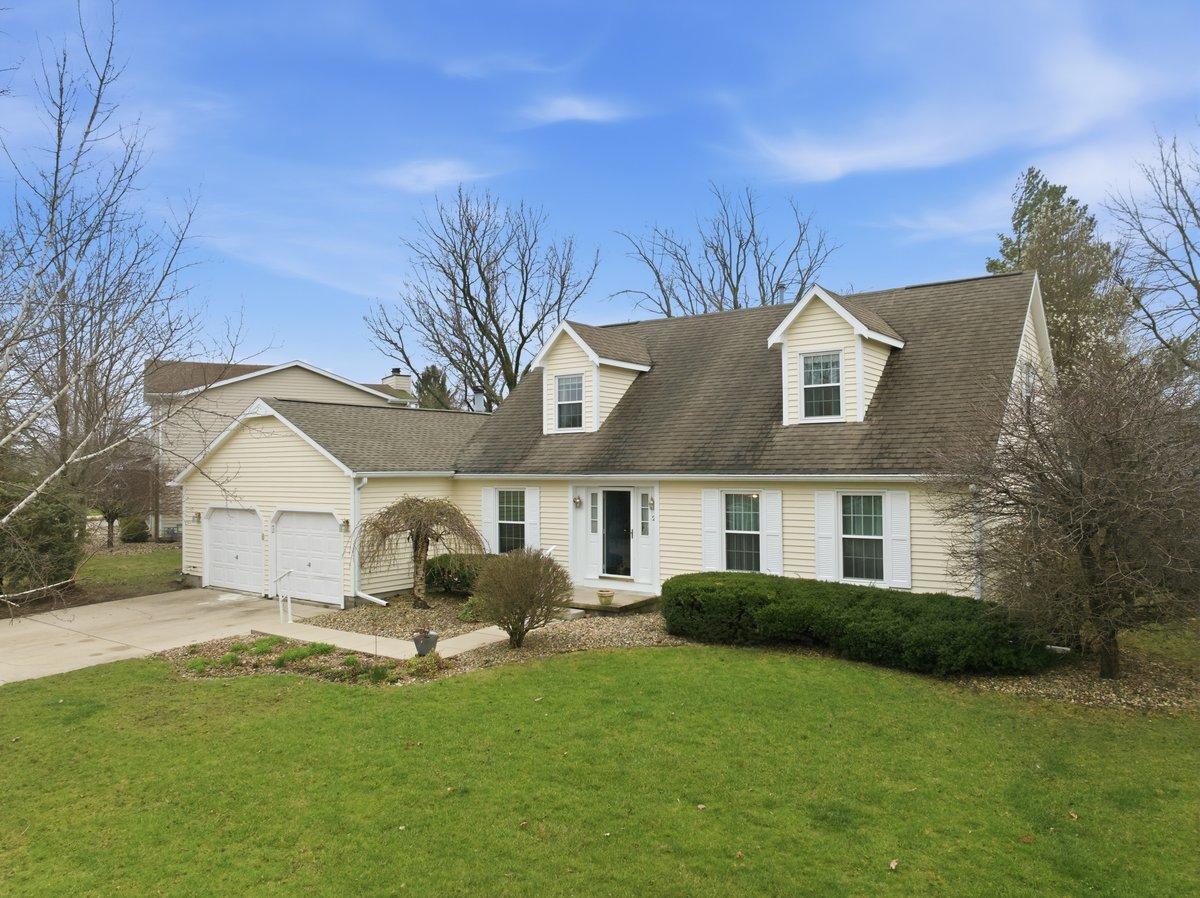 24 Bay Pointe Dr., Bloomington, IL 61704