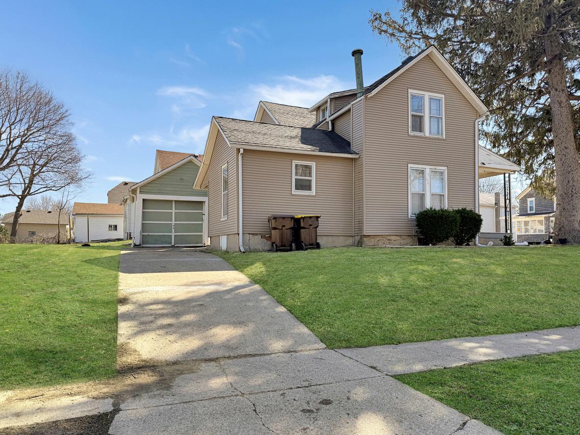 430 W American St., Freeport, IL 61032