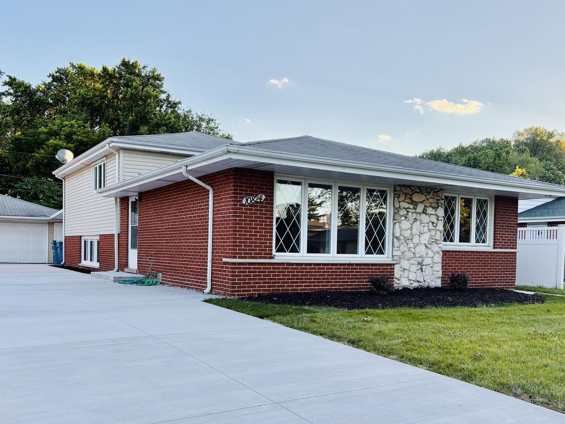 10824 Laramie Ave., Oak Lawn, IL 60453