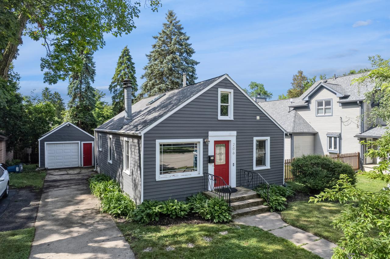 206 North St., East Dundee, IL 60118