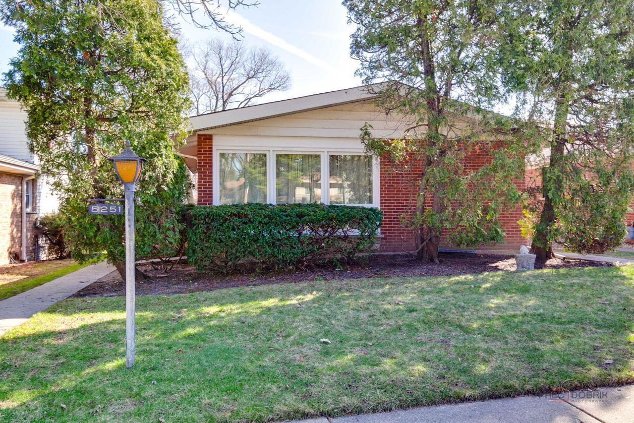 5251 Greenleaf St., Skokie, IL 60077