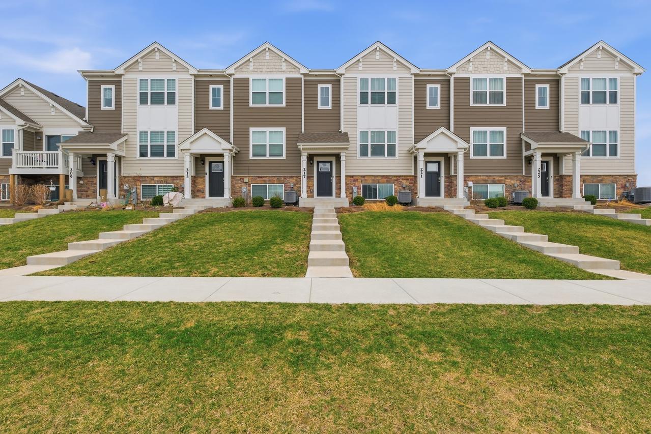 217 Goldenrod Dr., Elgin, IL 60124