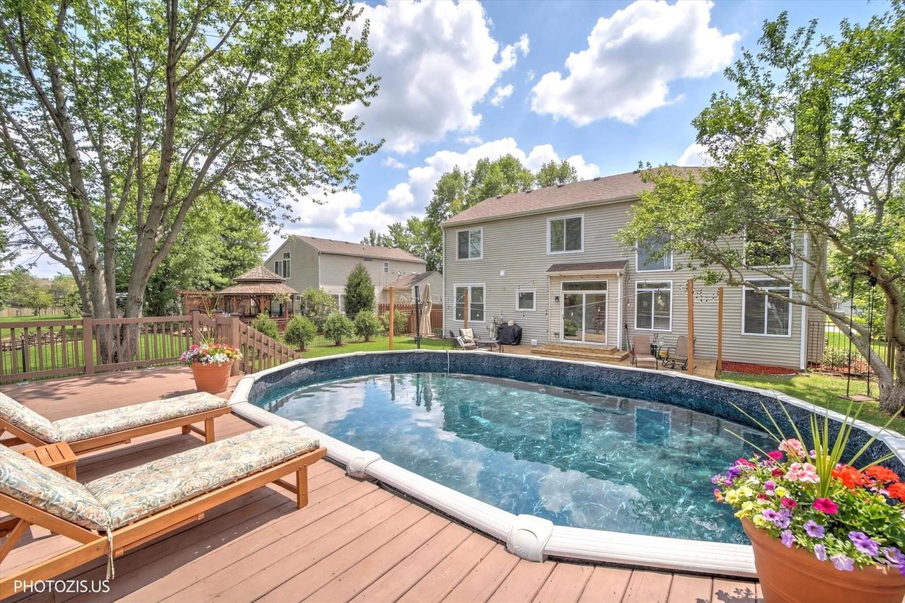 617 Carnation Dr., Oswego, IL 60543