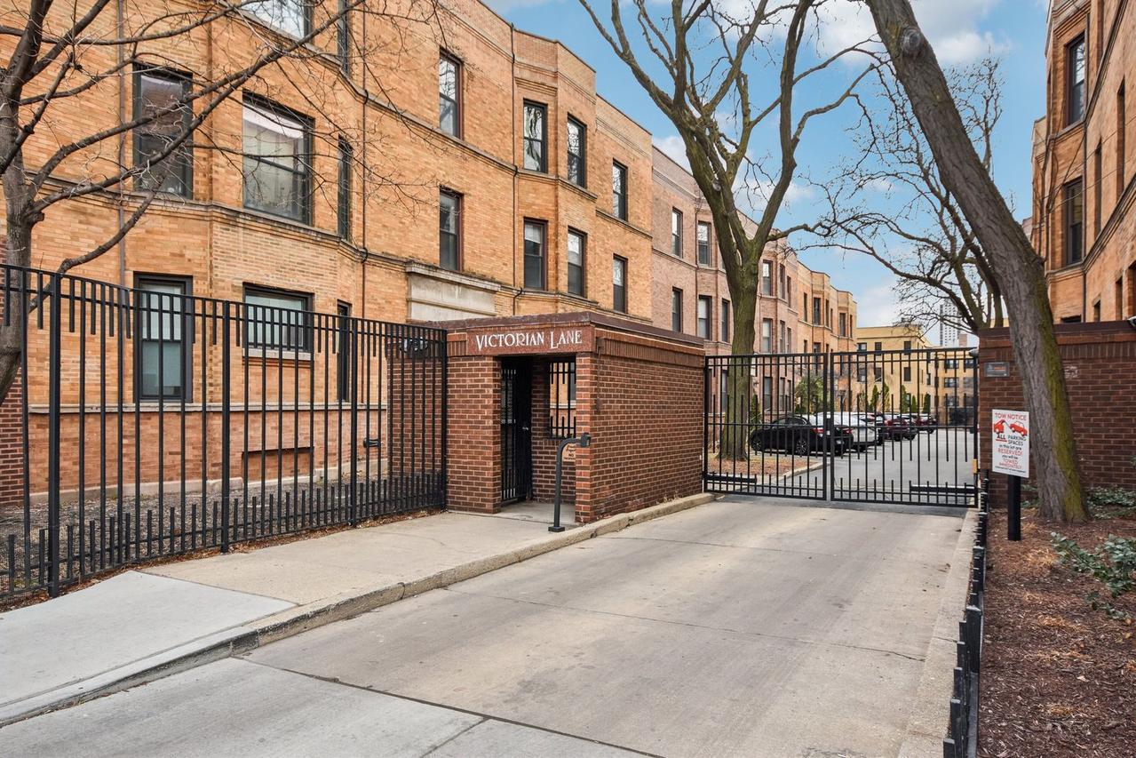 744 W California Ter. #1, Chicago, IL 60657