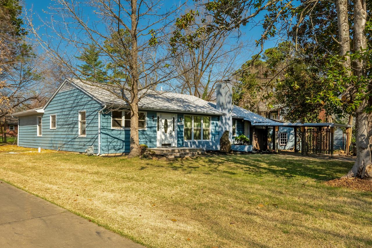 1004 S Taylor Dr., Carbondale, IL 62901