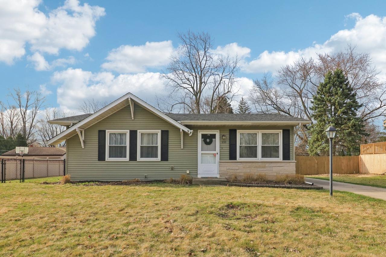 30W221 Claymore Ln., Naperville, IL 60563