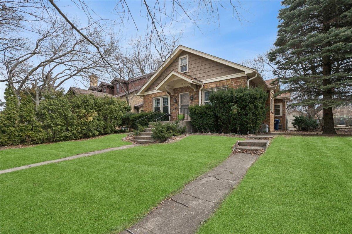 1319 N Ash St., Waukegan, IL 60085