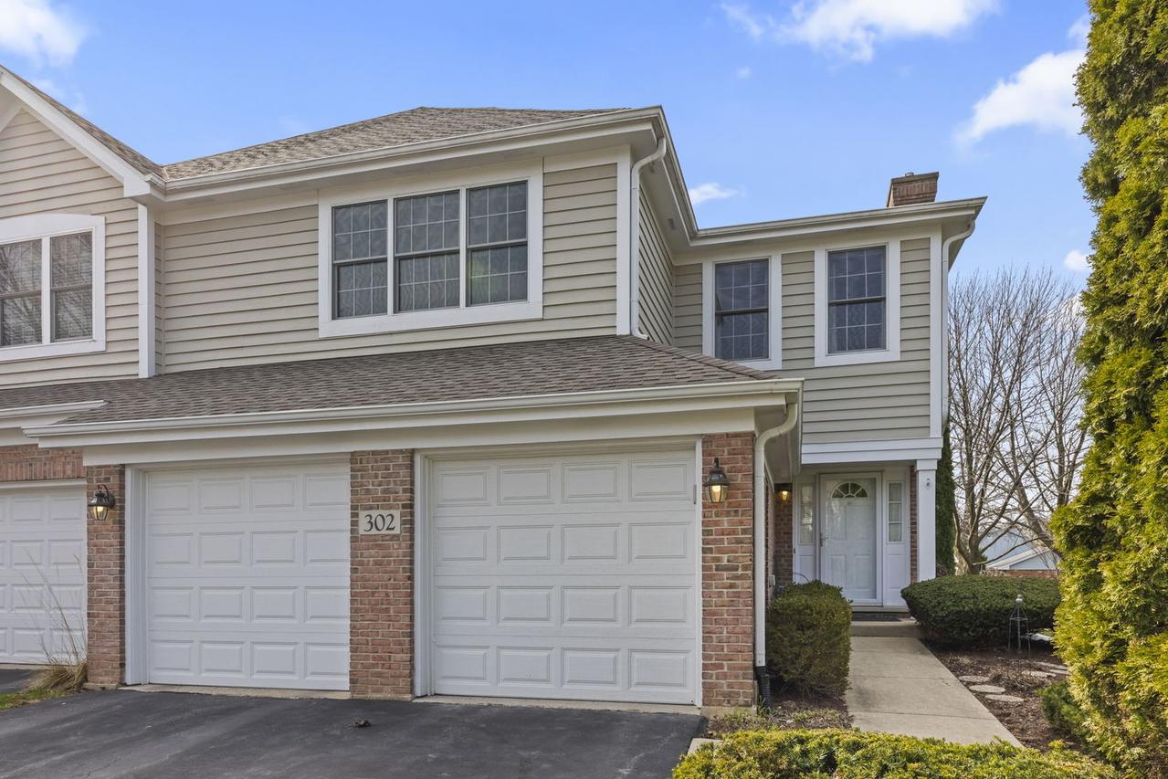 302 Roscommon Ct., Glen Ellyn, IL 60137