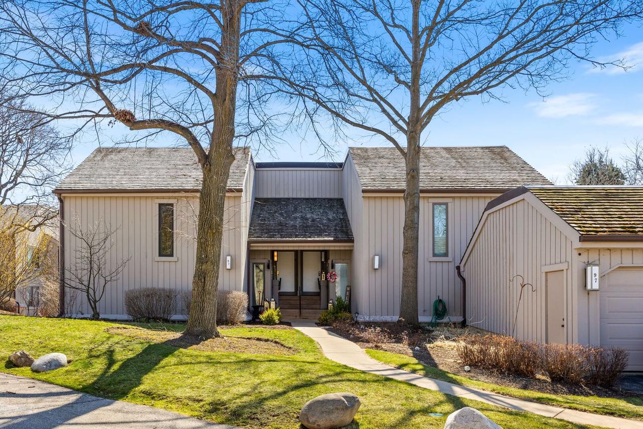 97 W Thornhill Ln. #A, Lake Barrington, IL 60010