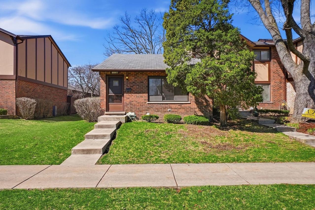 1S300 Stratford Ln., Villa Park, IL 60181