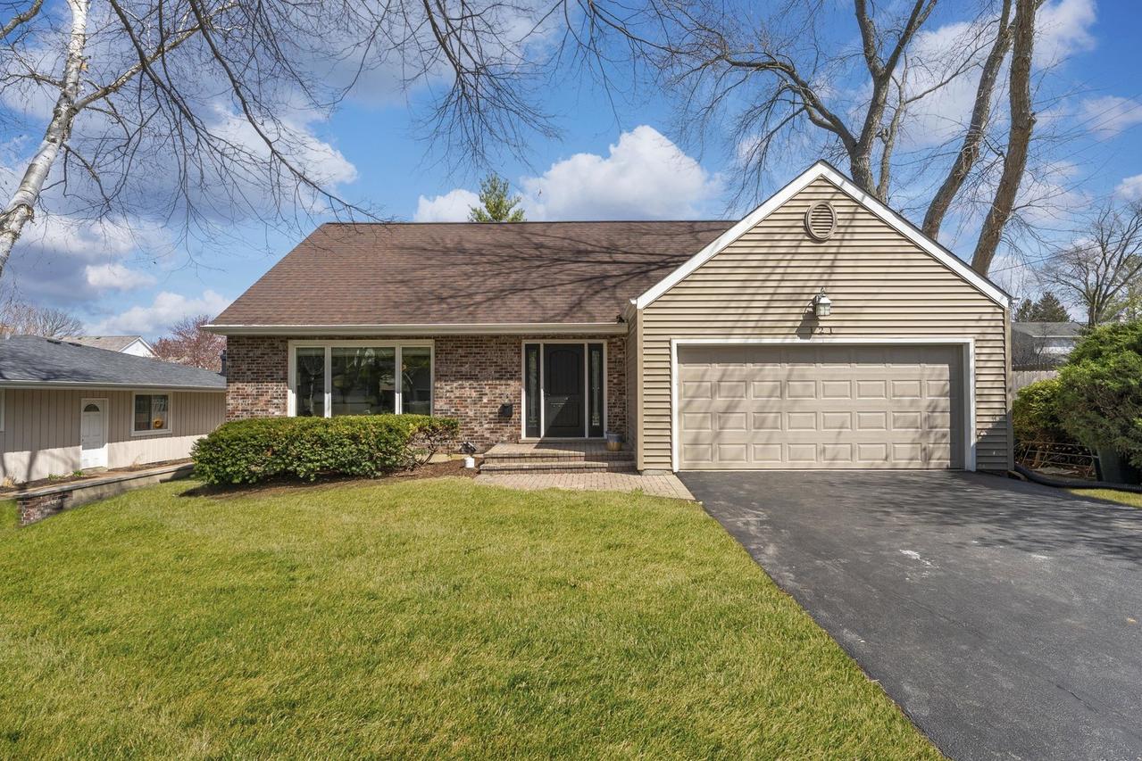 121 N Glendale Ave., Barrington, IL 60010