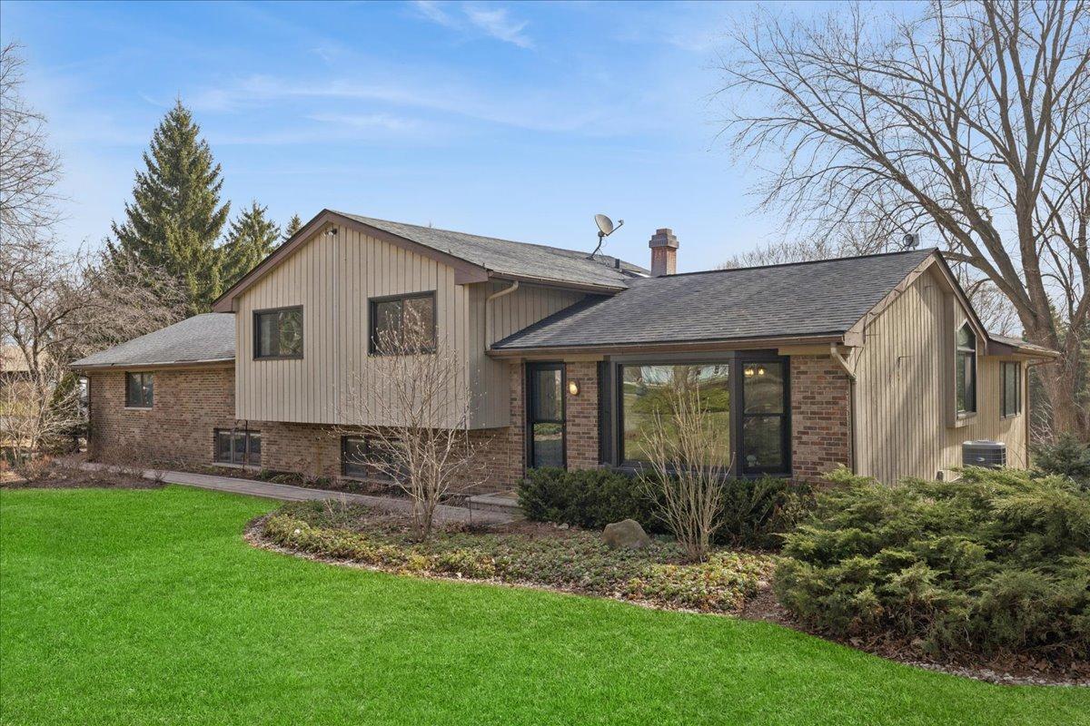 220 N Shannon Dr., Woodstock, IL 60098