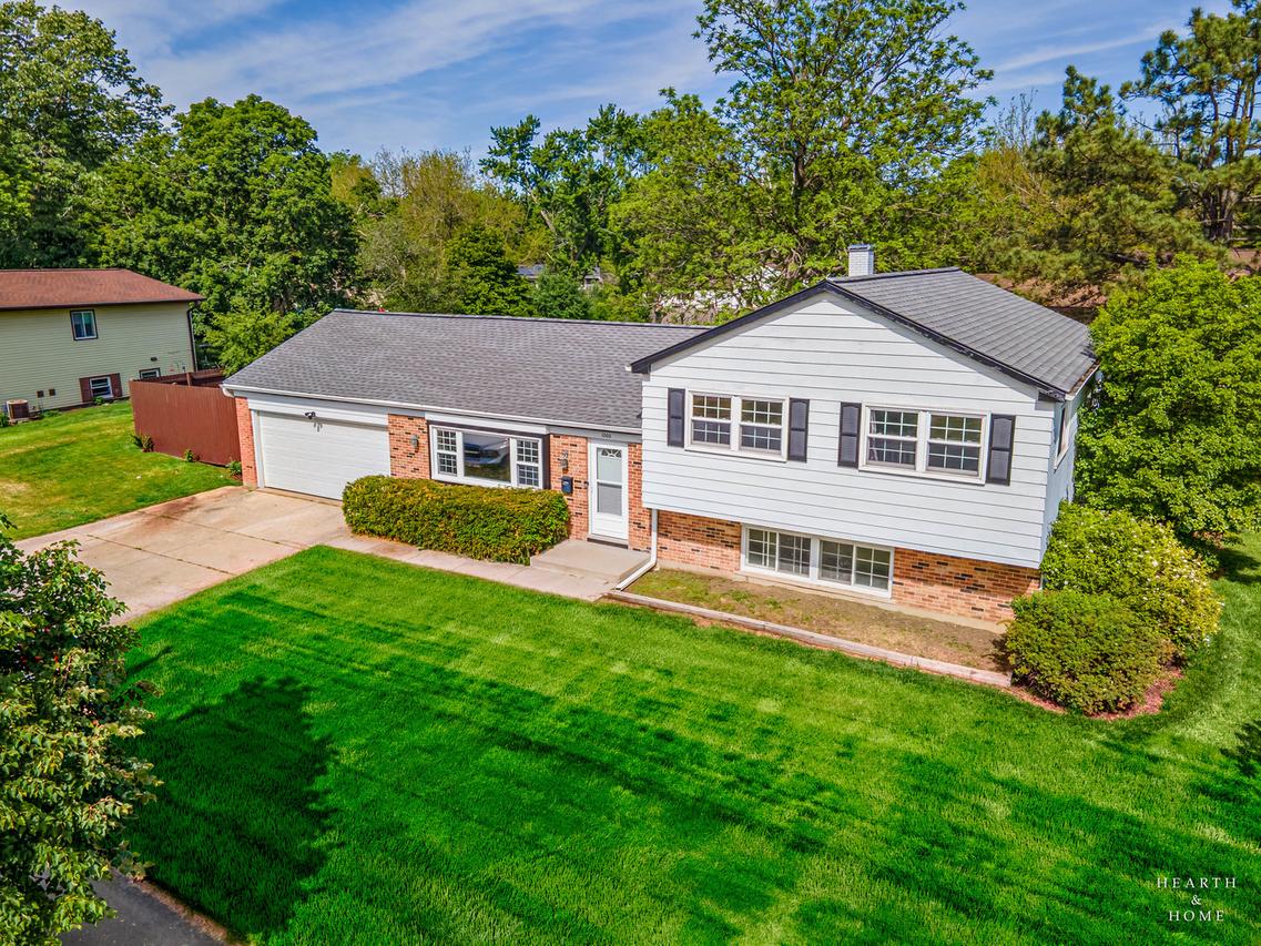 1000 Darlington Ln., Crystal Lake, IL 60014