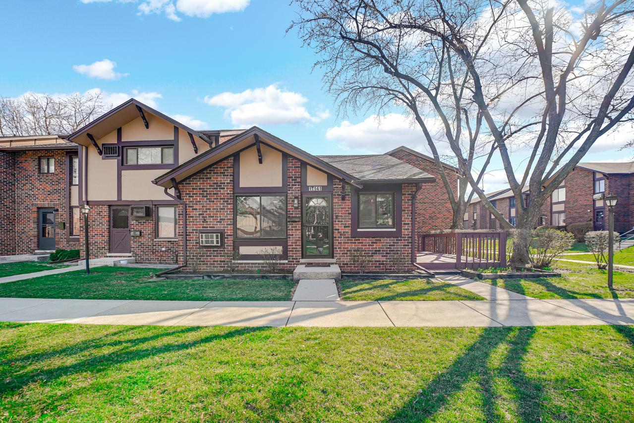 1S141 Eliot Ln., Villa Park, IL 60181