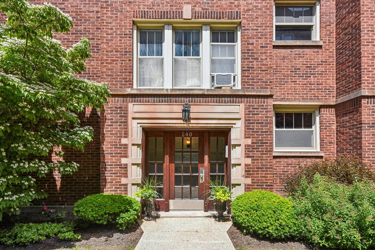 240 S Maple Ave. #2W, Oak Park, IL 60302