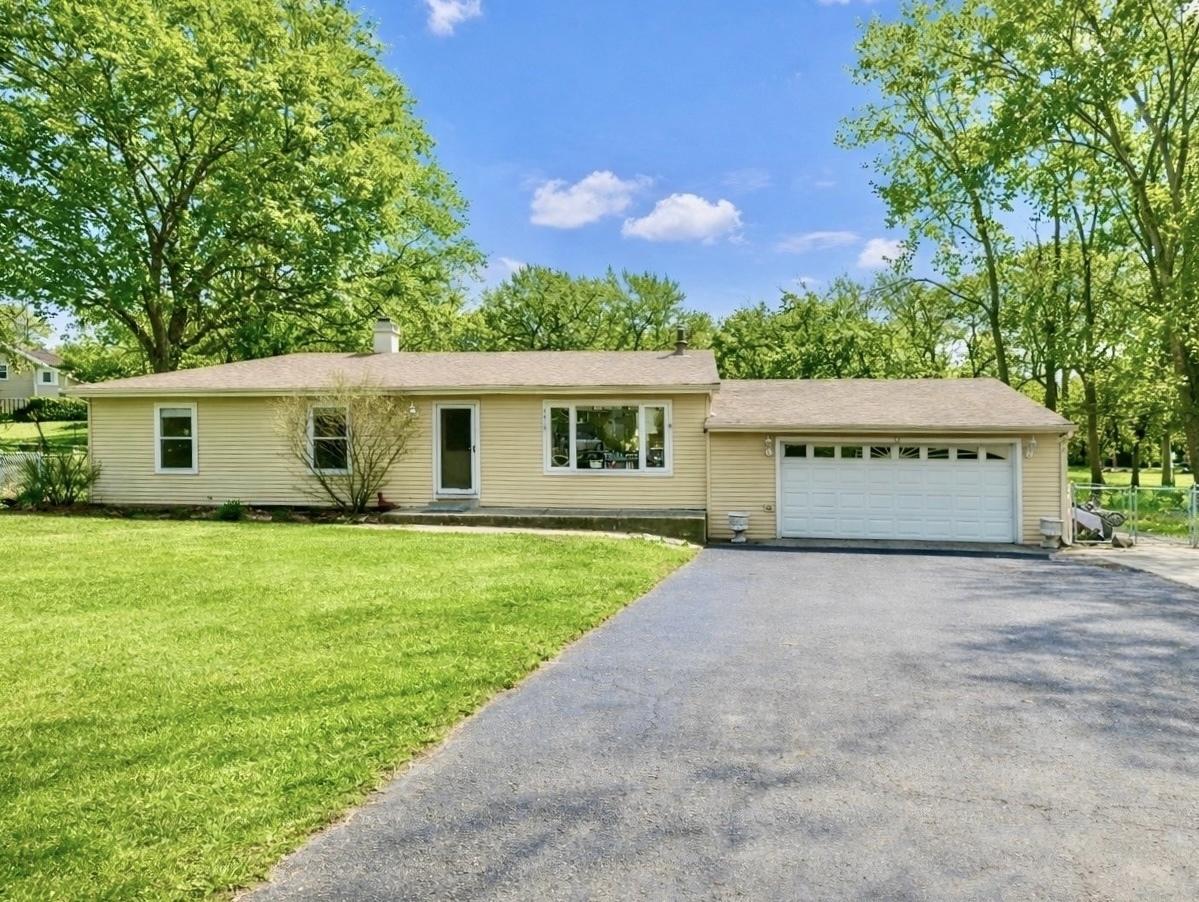 3410 Woodland Cir., Island Lake, IL 60042