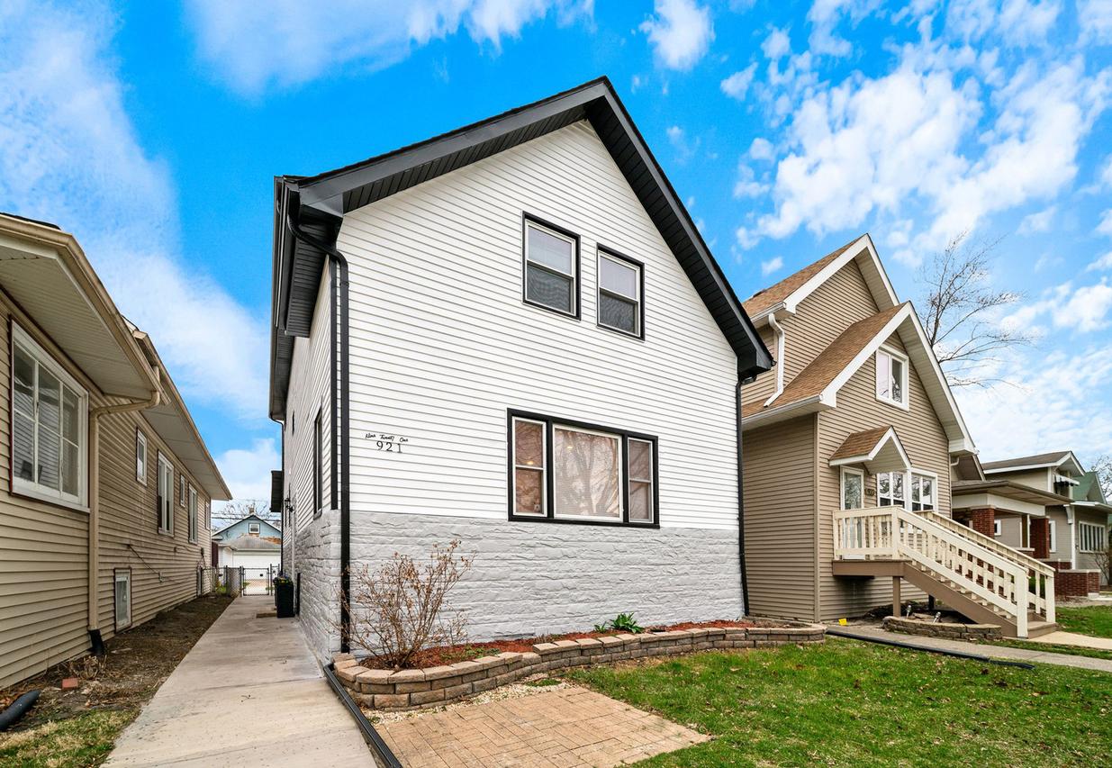 921 N Humphrey Ave., Oak Park, IL 60302