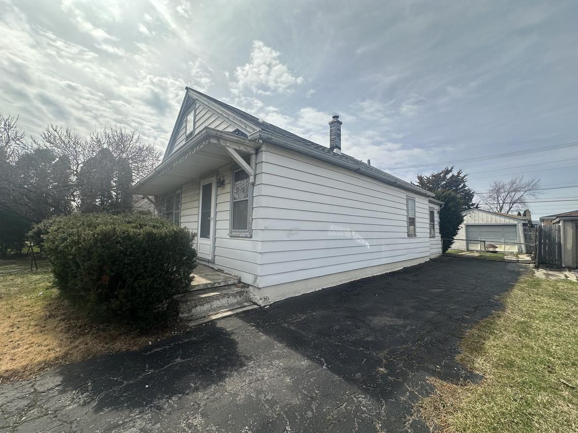 7712 New Castle Ave., Burbank, IL 60459