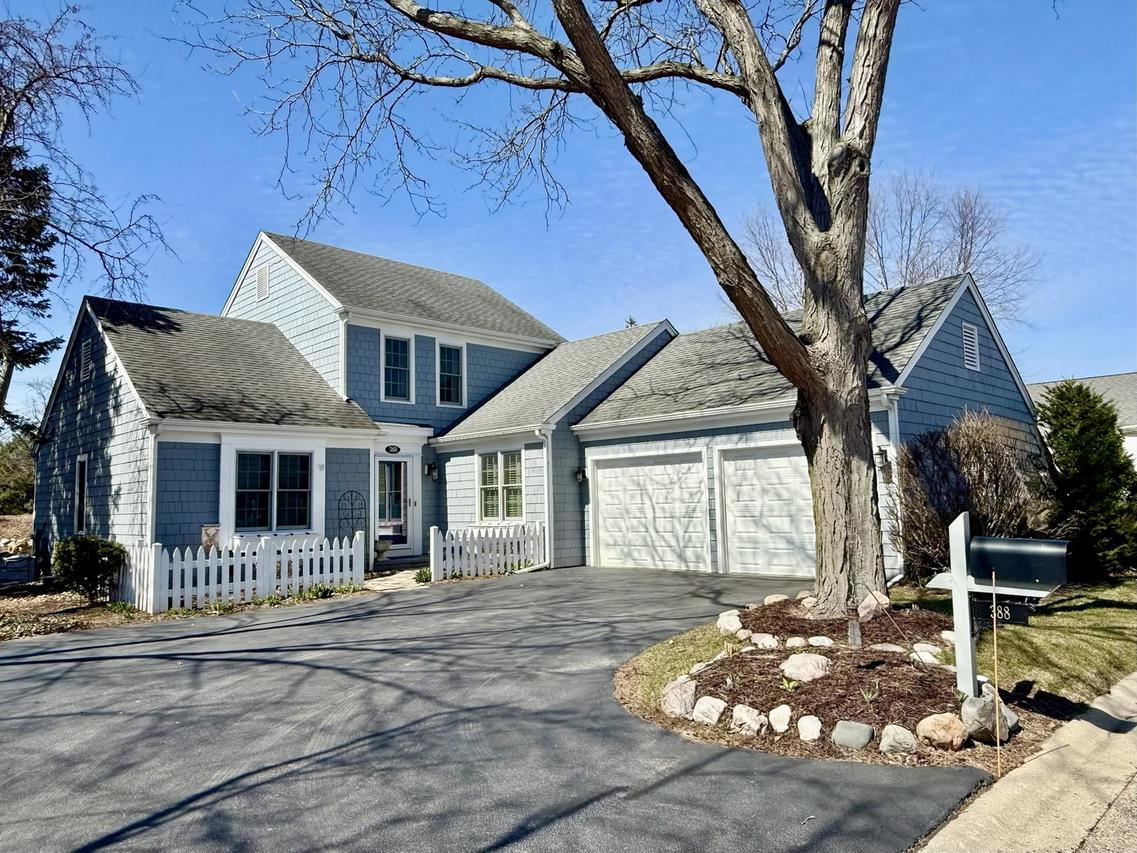 388 Narragansett Ct., Crystal Lake, IL 60012
