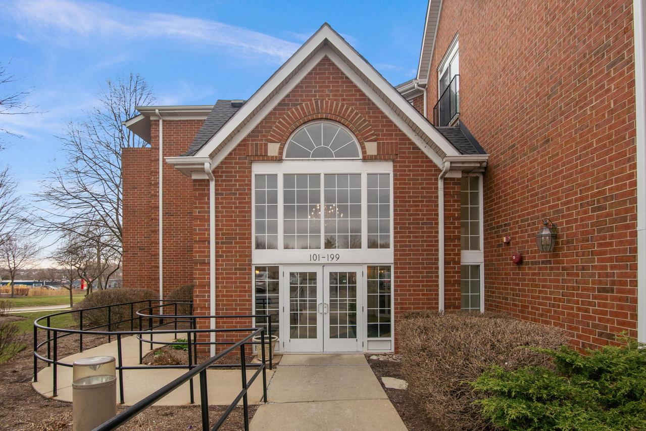 115 Hunt Club Dr. #114N, St. Charles, IL 60174