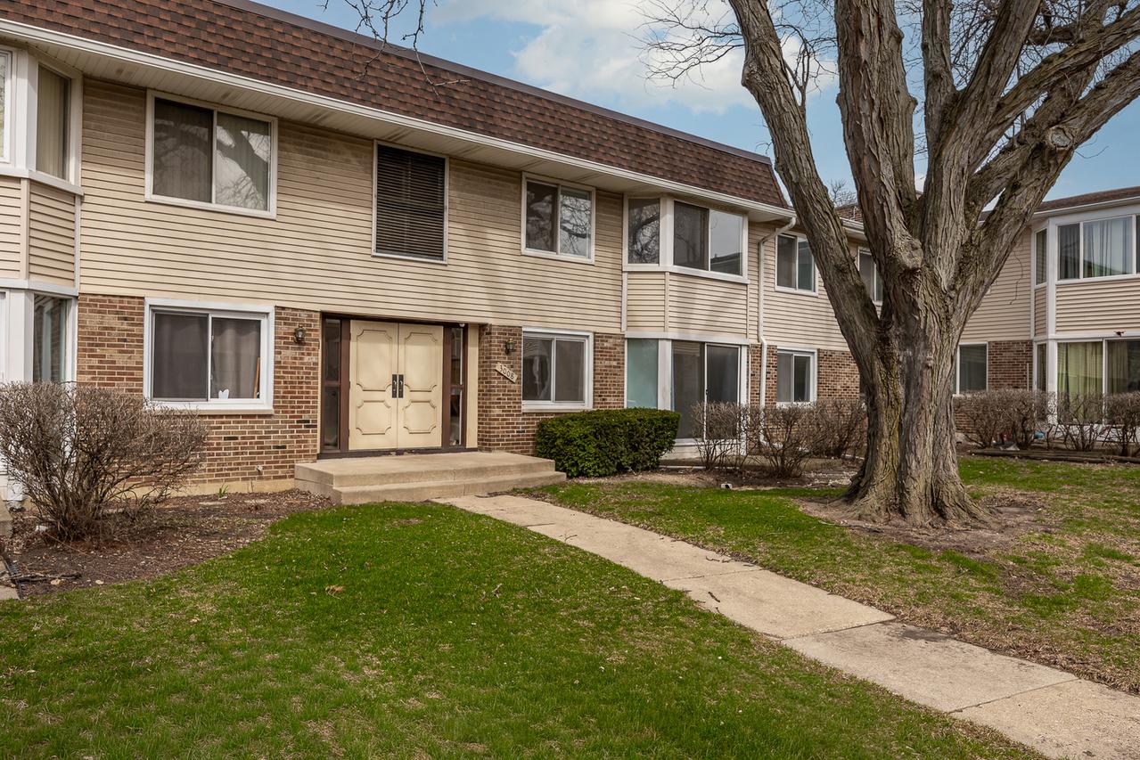 3008 Roberts Dr. #1, Woodridge, IL 60517