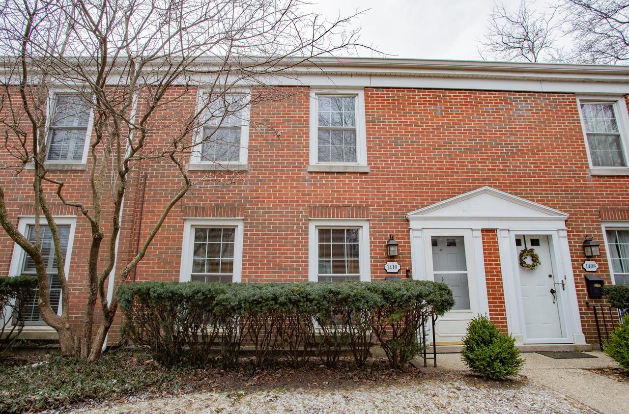 1410 Pebblecreek Dr., Glenview, IL 60025