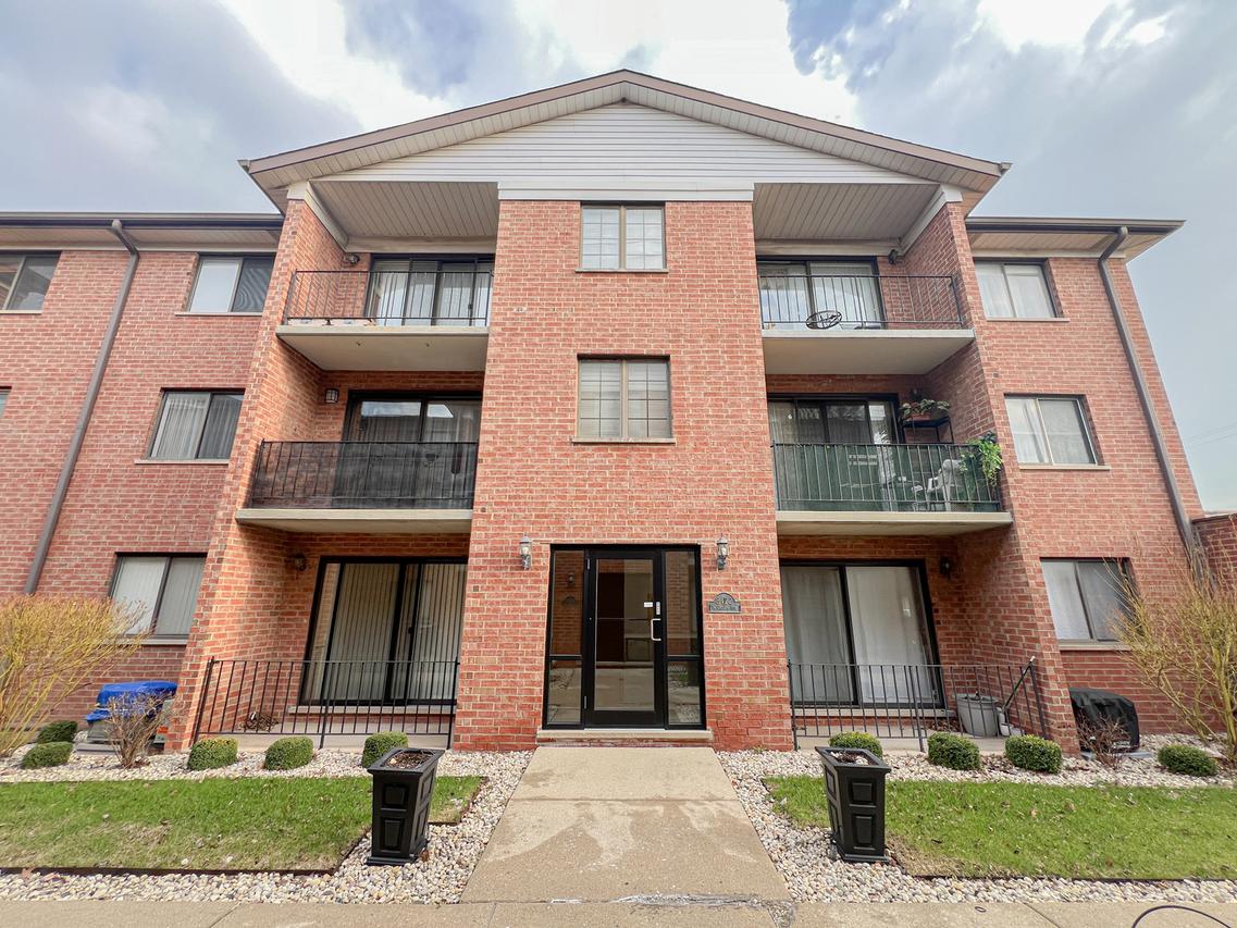 8422 W Catalpa Ave. #202, Chicago, IL 60656