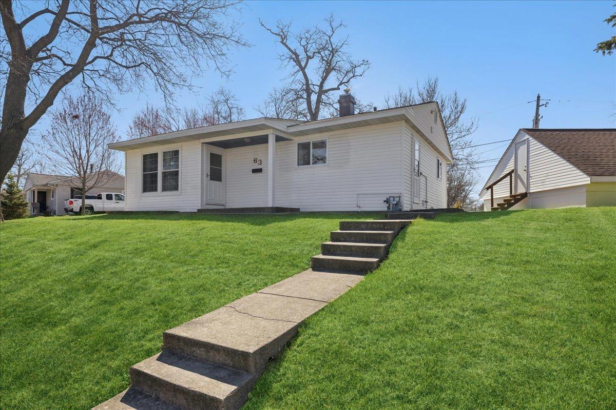 63 Wren Rd., Carpentersville, IL 60110