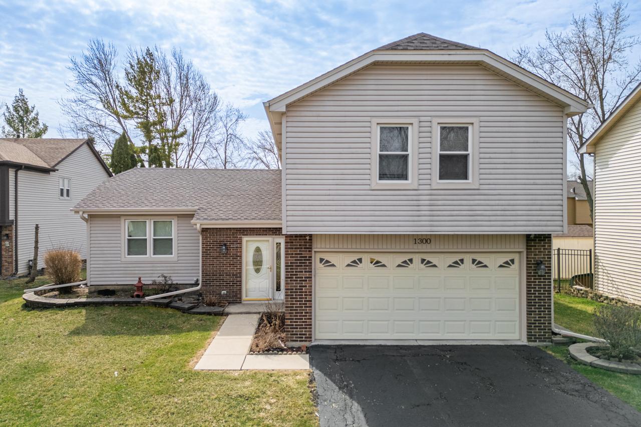 1300 Big Horn Tr., Carol Stream, IL 60188