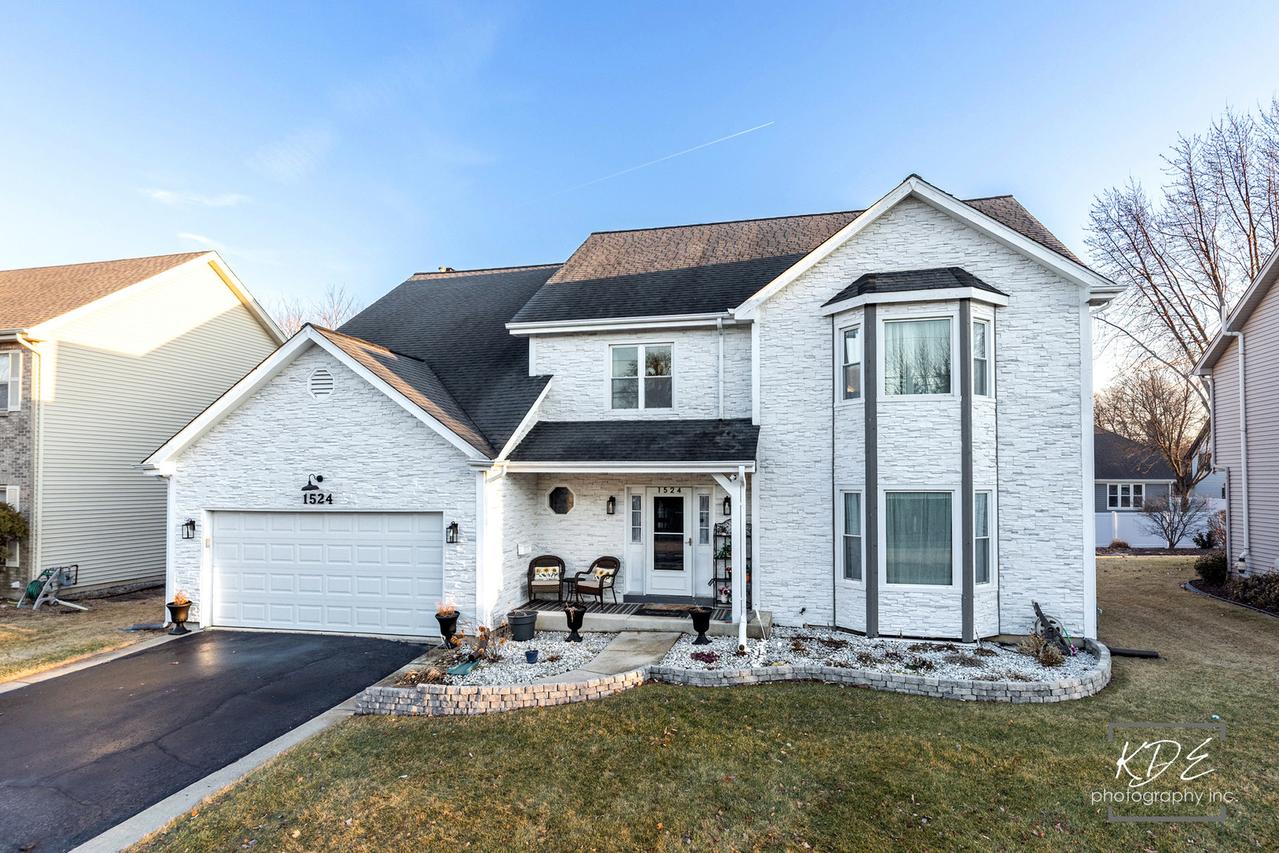 1524 Oswego Rd., Naperville, IL 60540