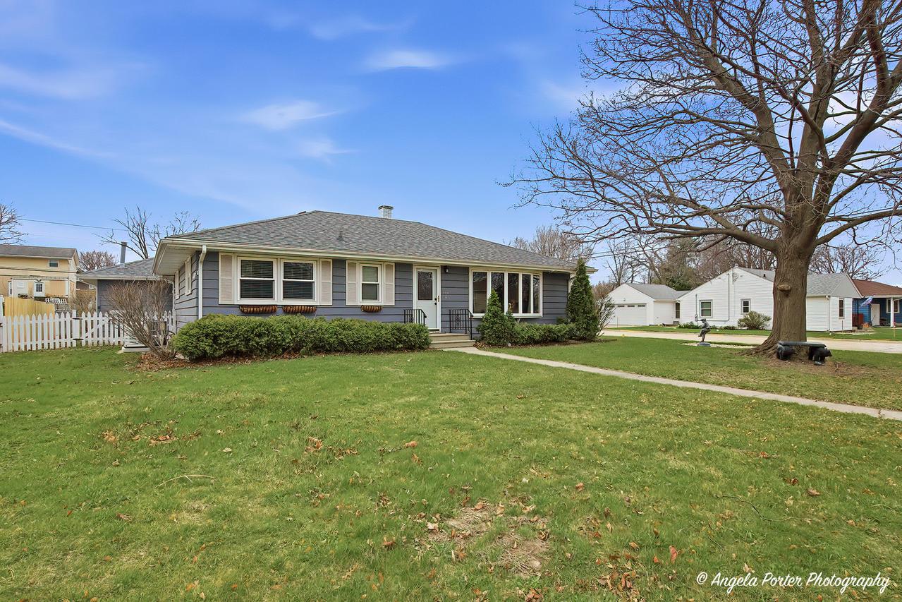 201 Panama Ave., Hampshire, IL 60140