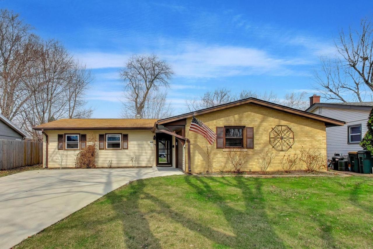 1008 Woodland Dr., Wheeling, IL 60090