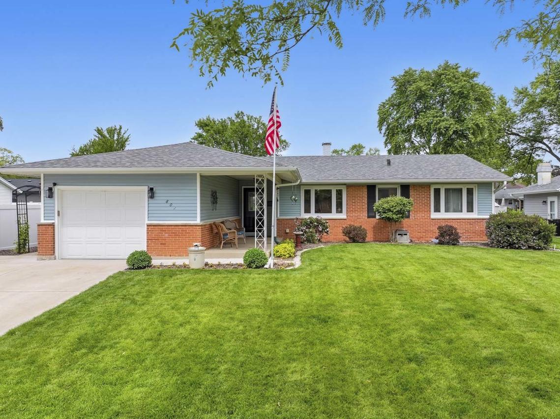 801 Delphia Ave., Elk Grove Village, IL 60007