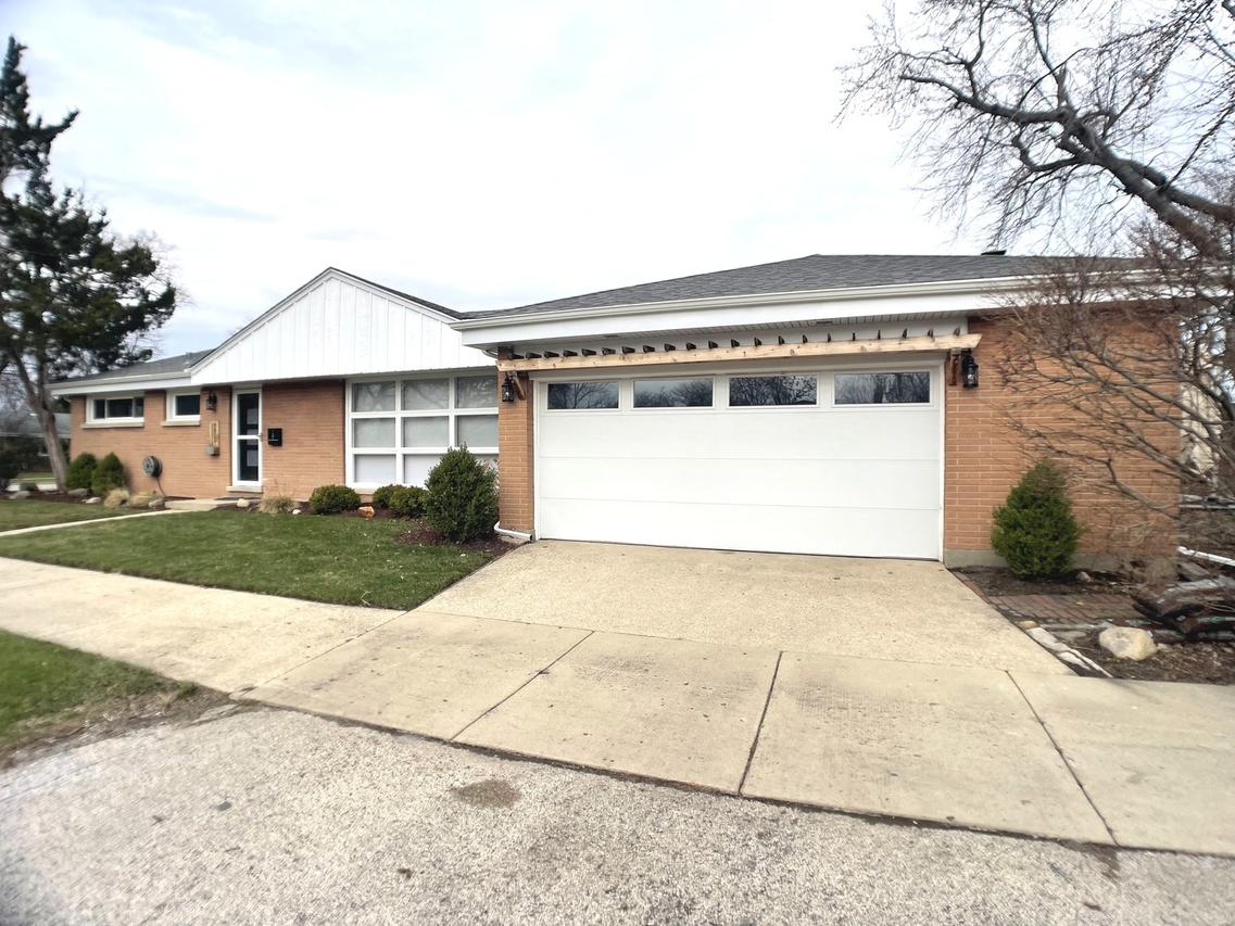 6803 N Keeler Ave., Lincolnwood, IL 60712