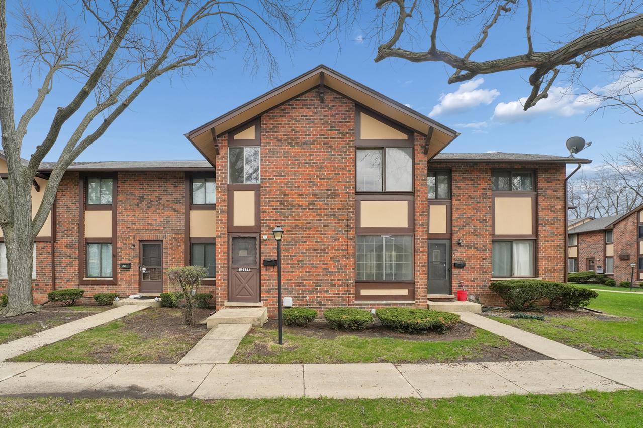 1S127 Stratford Ln., Villa Park, IL 60181