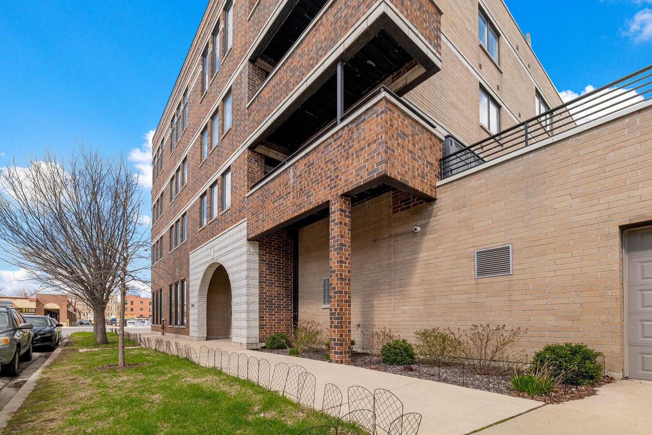 2352 W Shakespeare Ave. #2C, Chicago, IL 60647