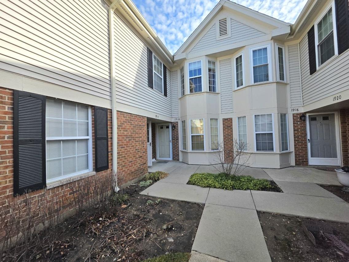 1914 Quaker Hollow Ln., Streamwood, IL 60107