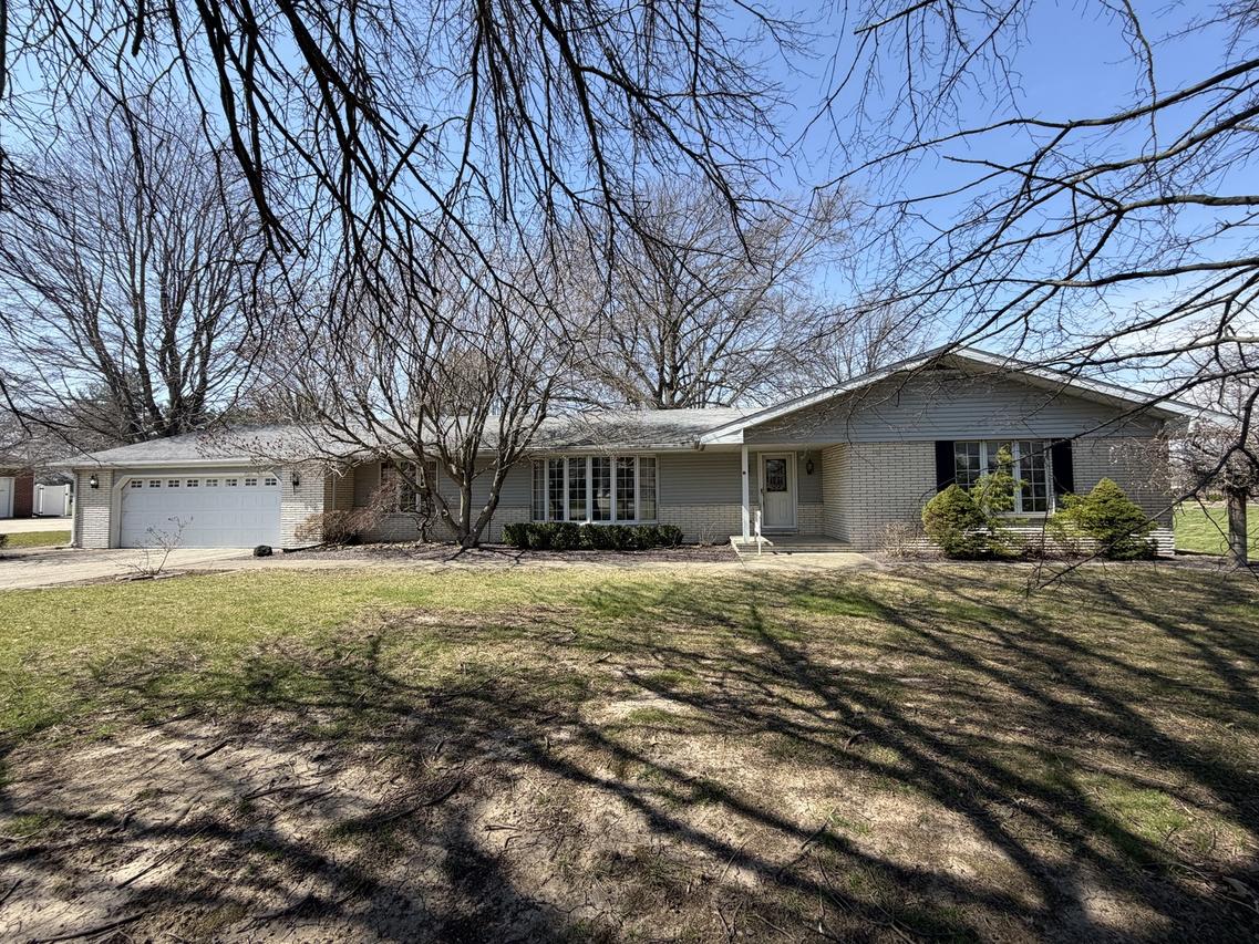 24 S Country Club Rd., Mattoon, IL 61938