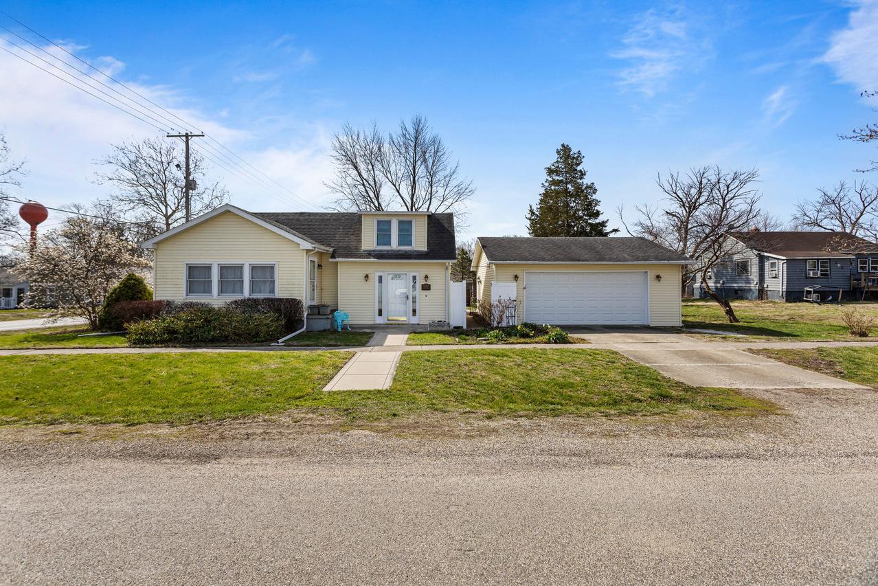 205 E Front St., Fisher, IL 61843