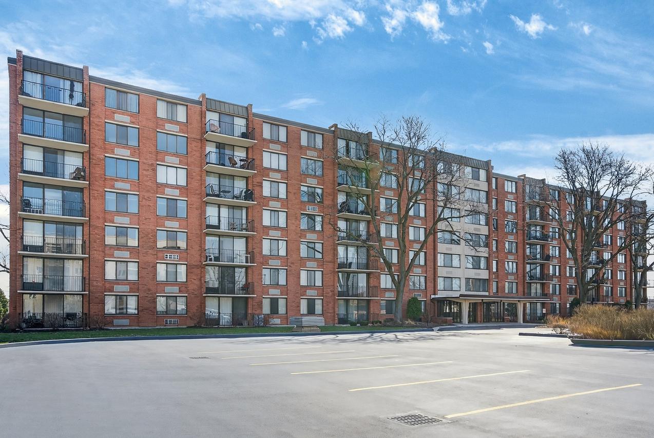 2000 Saint Regis Dr. #2B, Lombard, IL 60148