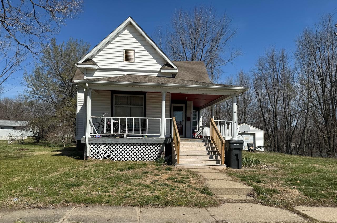 2 W Vine St., Villa Grove, IL 61956