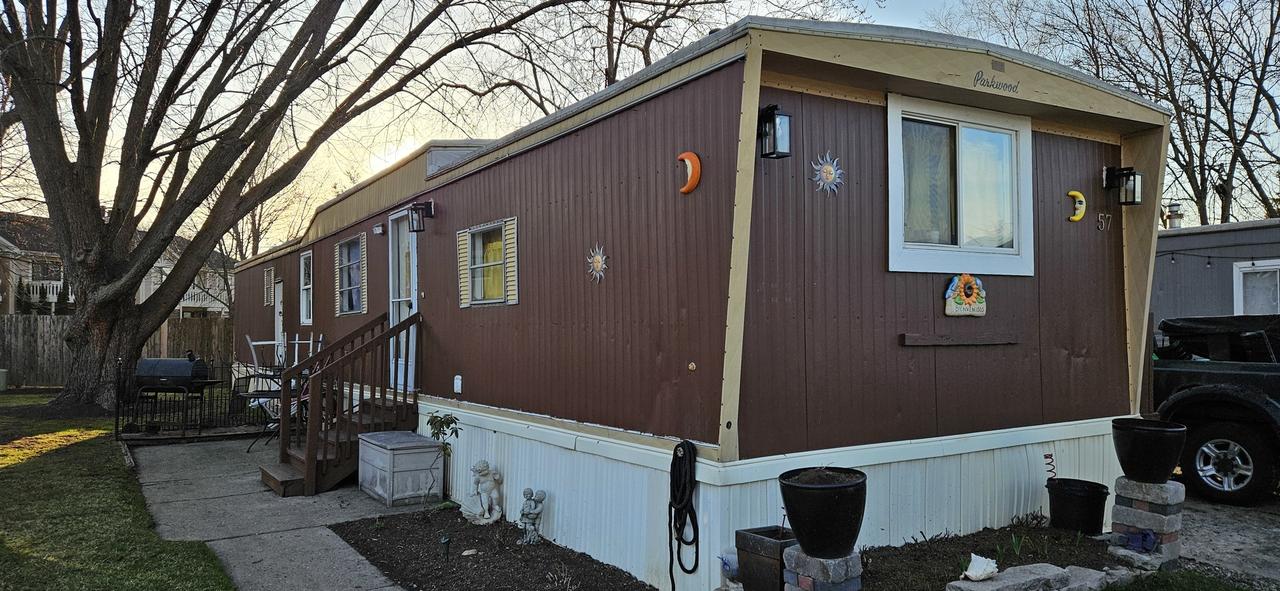 57 Curricle Rd., Wheeling, IL 60090