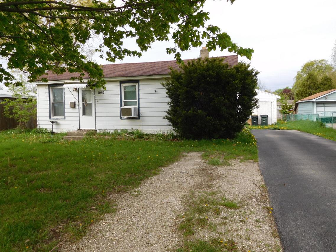 1069 Douglas Ave., Aurora, IL 60505