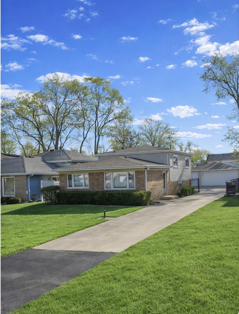 4029 N Grant St., Westmont, IL 60559