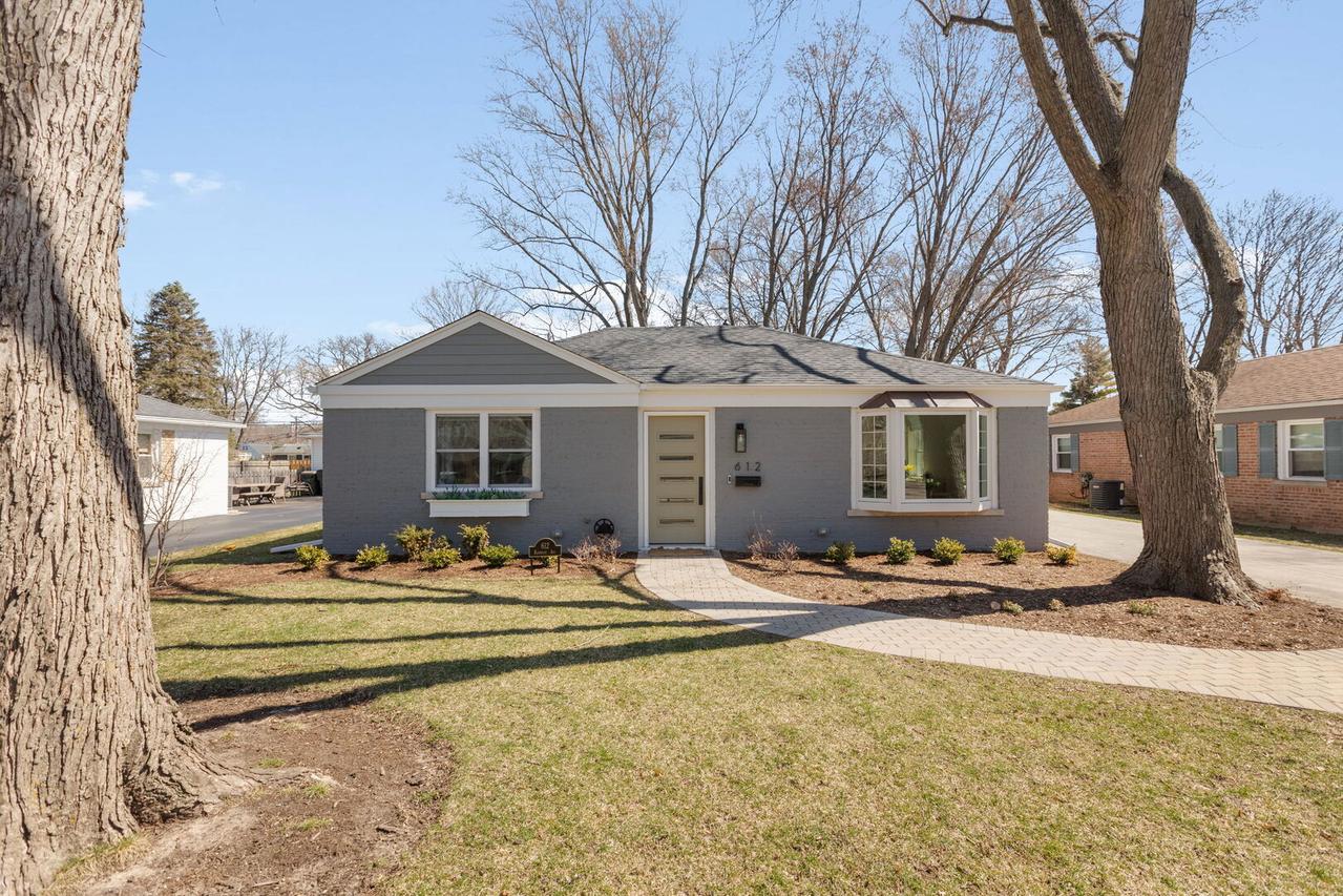 612 Kenwood Ave., Libertyville, IL 60048