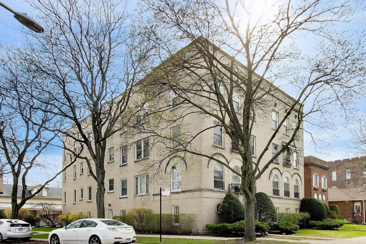 2041 W Farwell Ave. #2E, Chicago, IL 60645